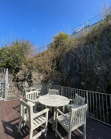 Honeypot In Centre Of *